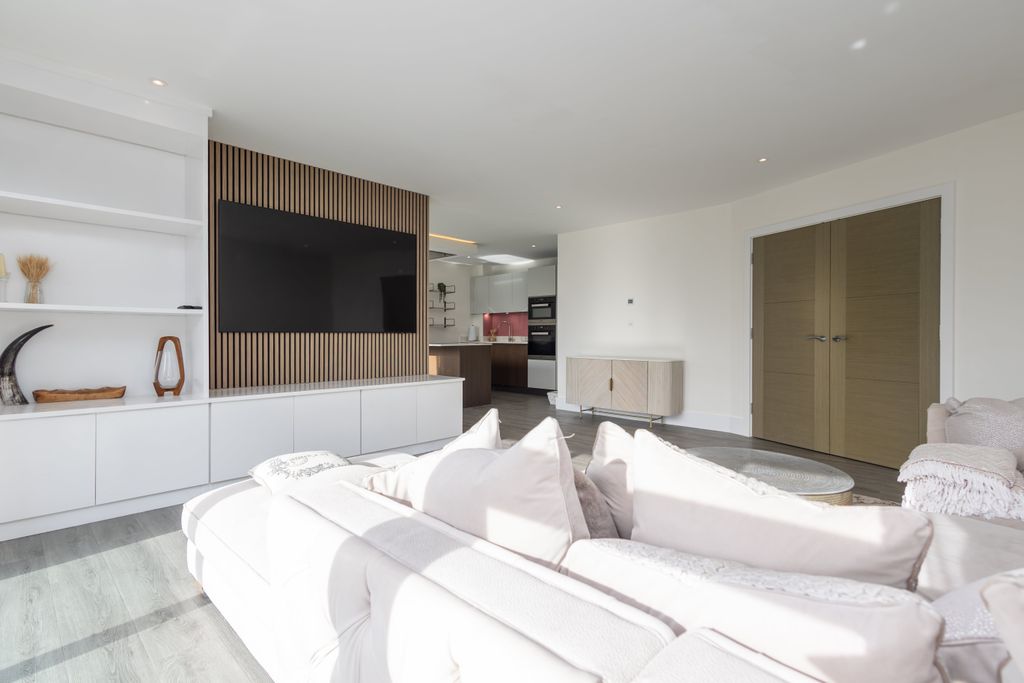 Property photo 3 of 17 R6M_0888