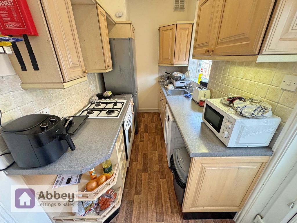 Property photo 3 of 9 Kitchen