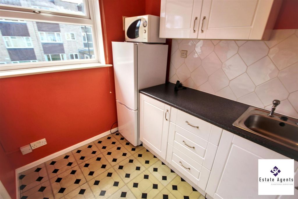 Property photo 3 of 7 Kitchen