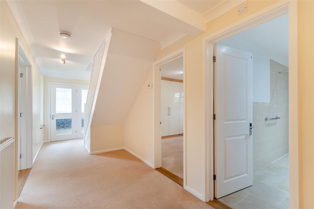 Property photo 3 of 30 Entrance Hall