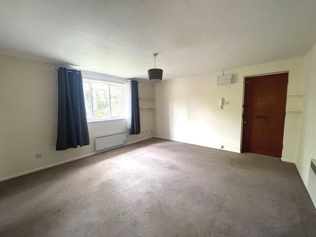 Property photo 3 of 8 Studio Room