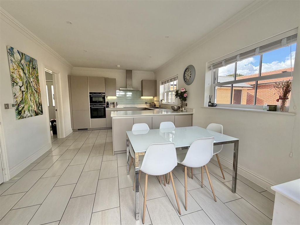 Property photo 2 of 31 Kitchen/Diner