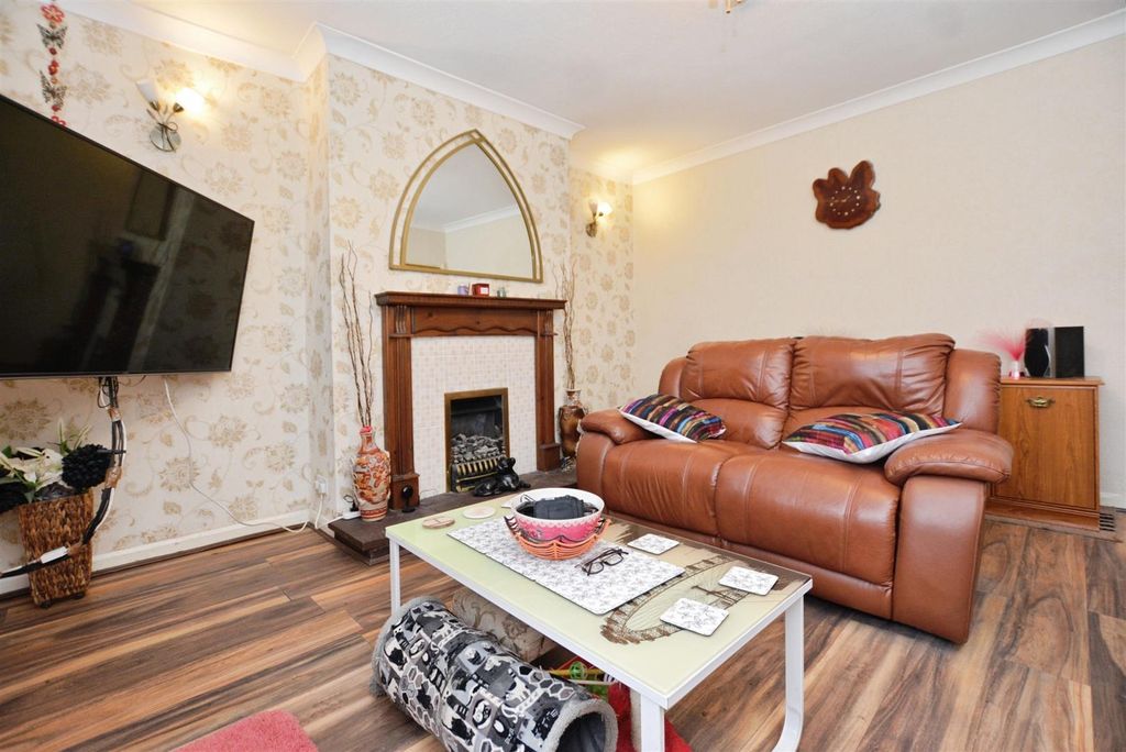 Property photo 3 of 18 Living Room