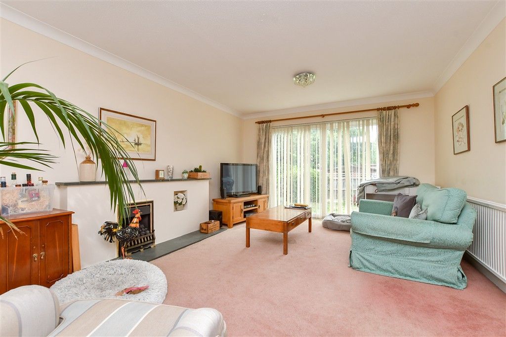 Property photo 3 of 13 Lounge