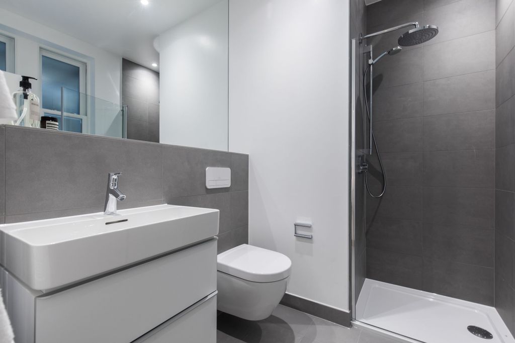 Property photo 2 of 11 Bathroom