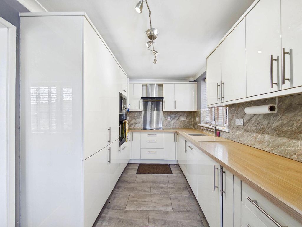 Property photo 2 of 10 Kitchen