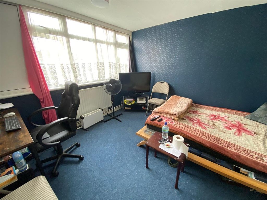 Property photo 3 of 10 Bed 1.Jpg