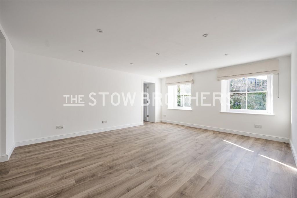 Property photo 3 of 27 Reception