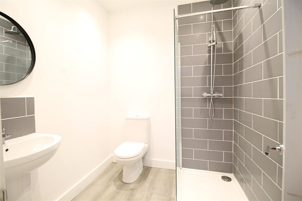 Property photo 2 of 8 Bathroom