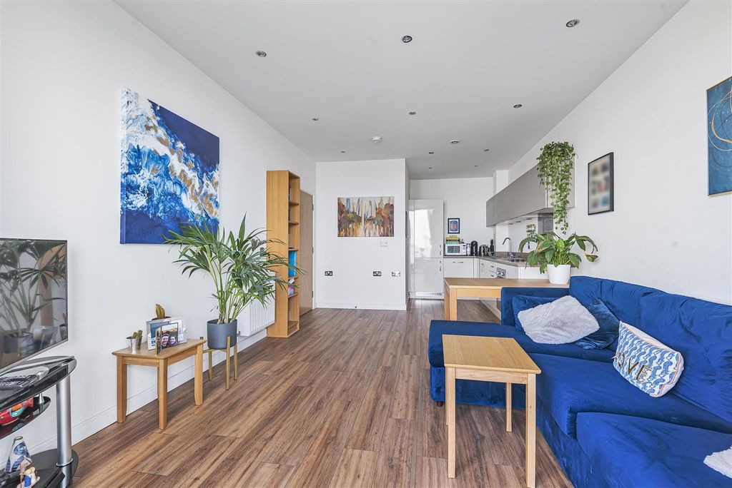 Property photo 1 of 17 Osier