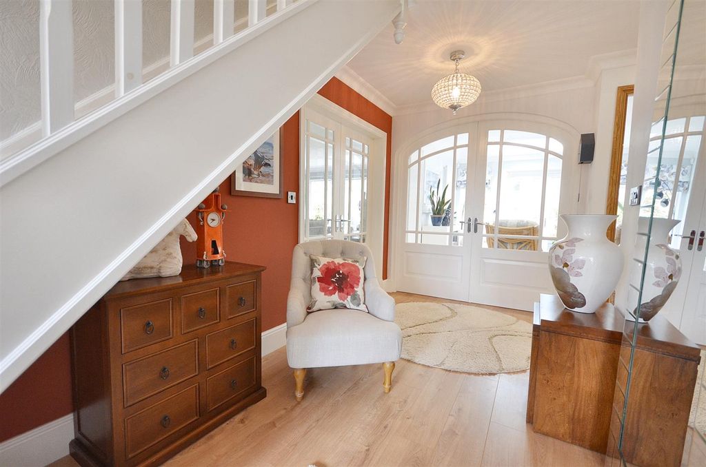 Property photo 3 of 39 Entrance Hall