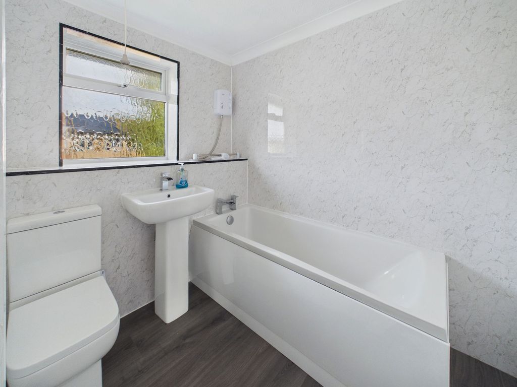 Property photo 3 of 11 Bathroom