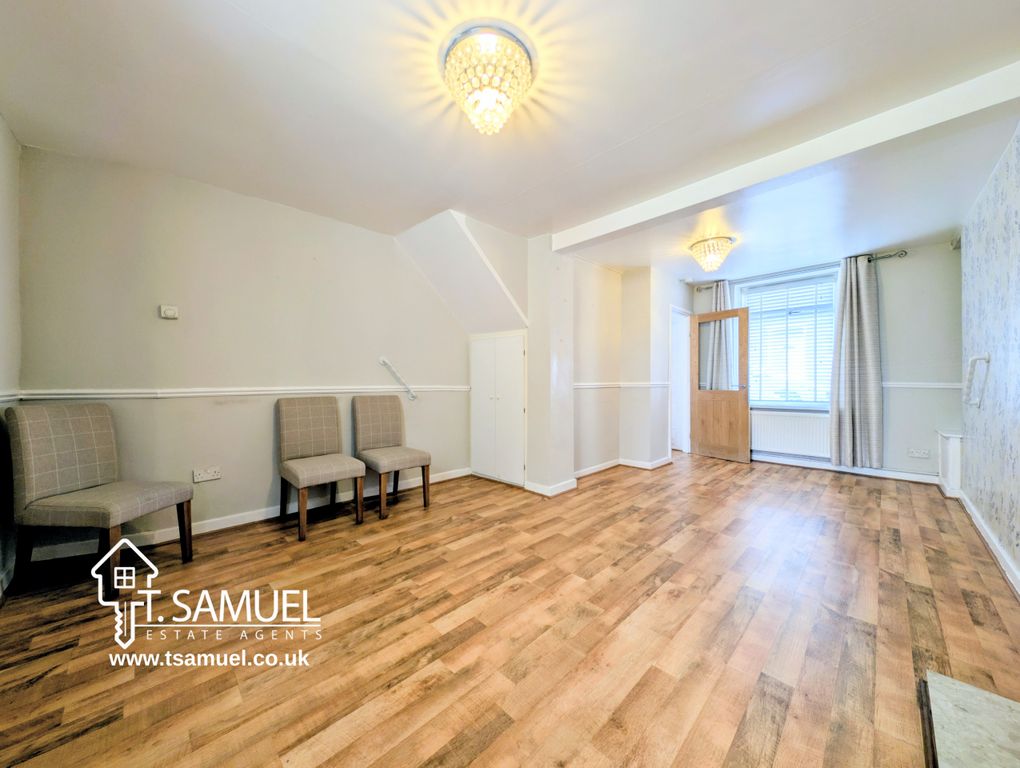 Property photo 3 of 17 Living Room