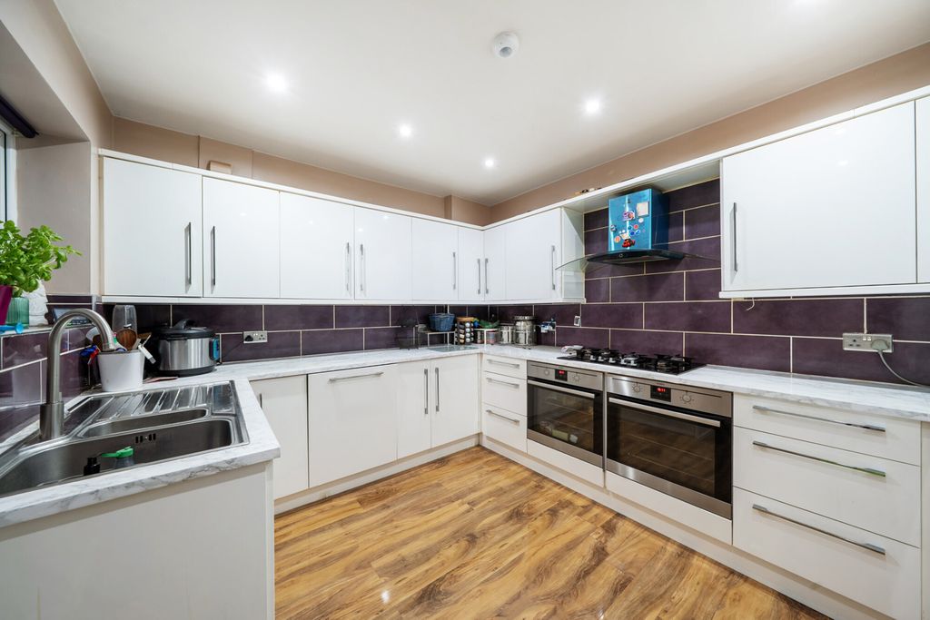 Property photo 2 of 23 1388954-11-693c58...