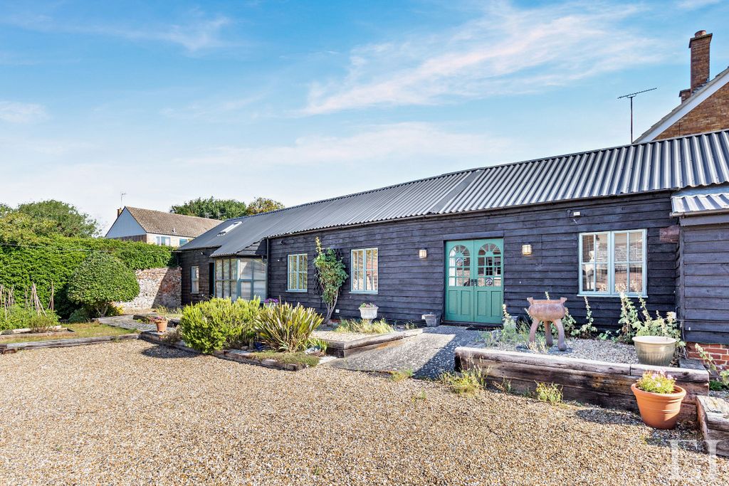 Property photo 3 of 43 8658493-Exteriorwm10-800