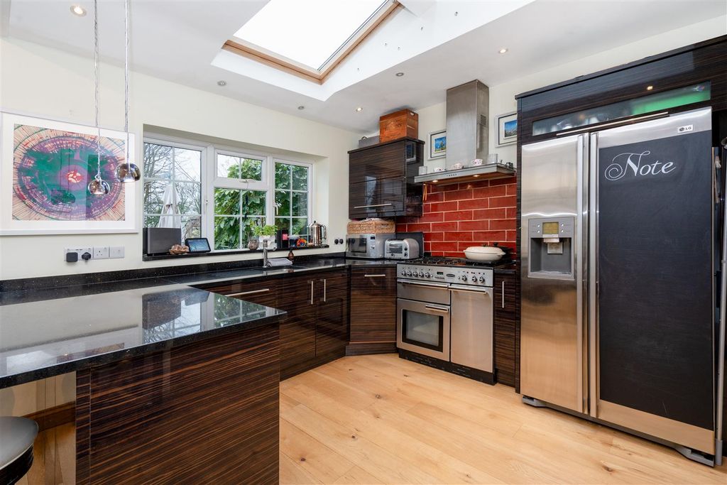 Property photo 3 of 19 Davidson Frost-Wellings, Dfw, Merry Hill Road, Bus