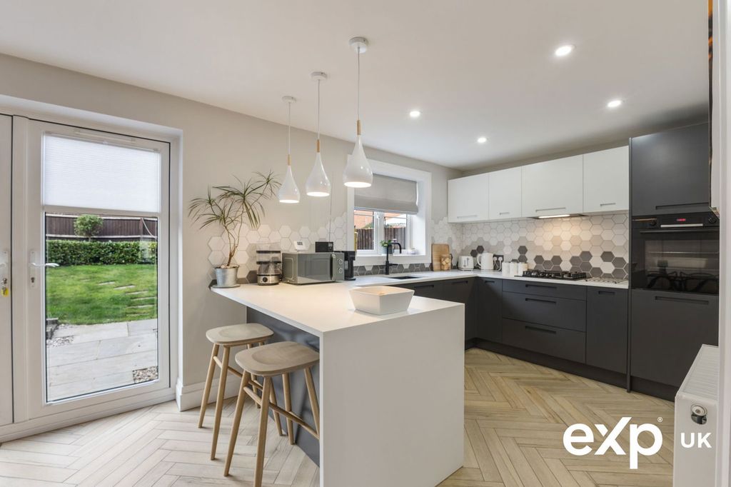 Property photo 1 of 32