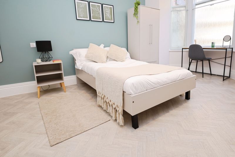 Property photo 1 of 6 Bedroom (c)