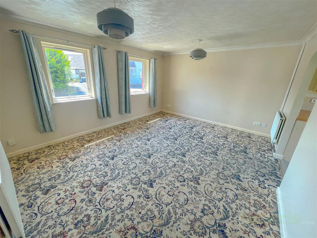 Property photo 3 of 11 Living Room