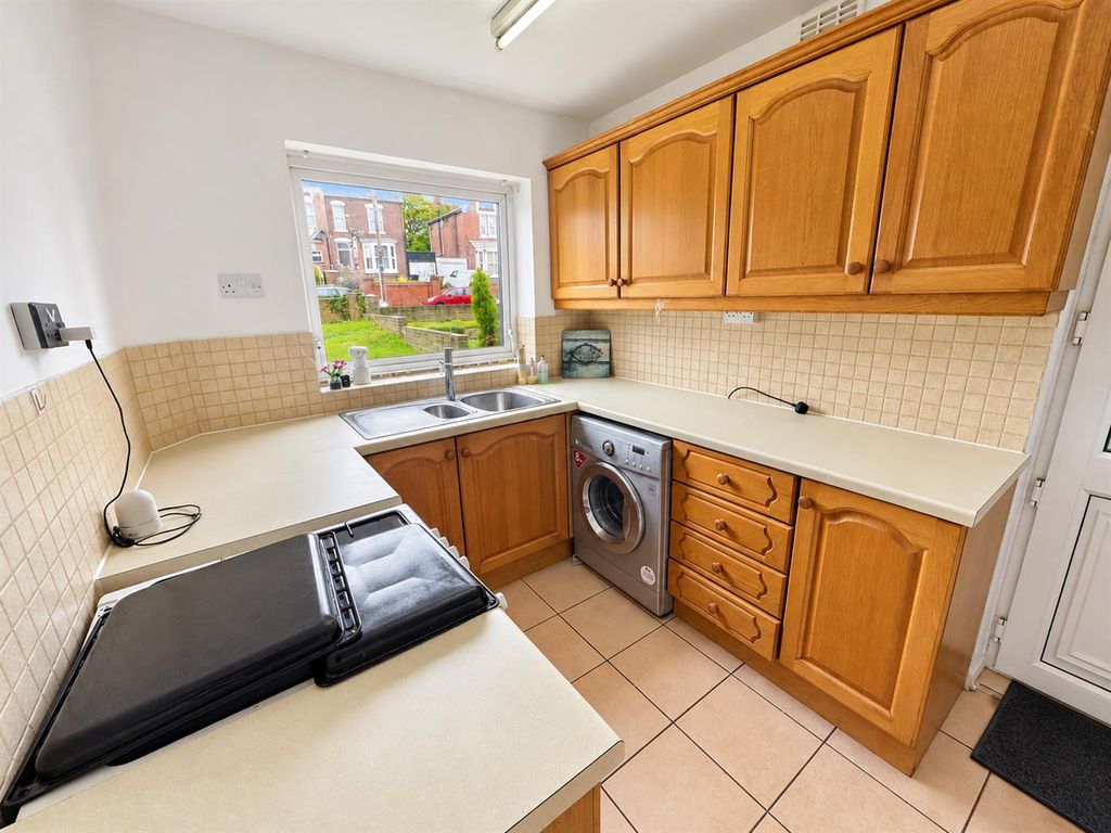 Property photo 3 of 8 Kitchen