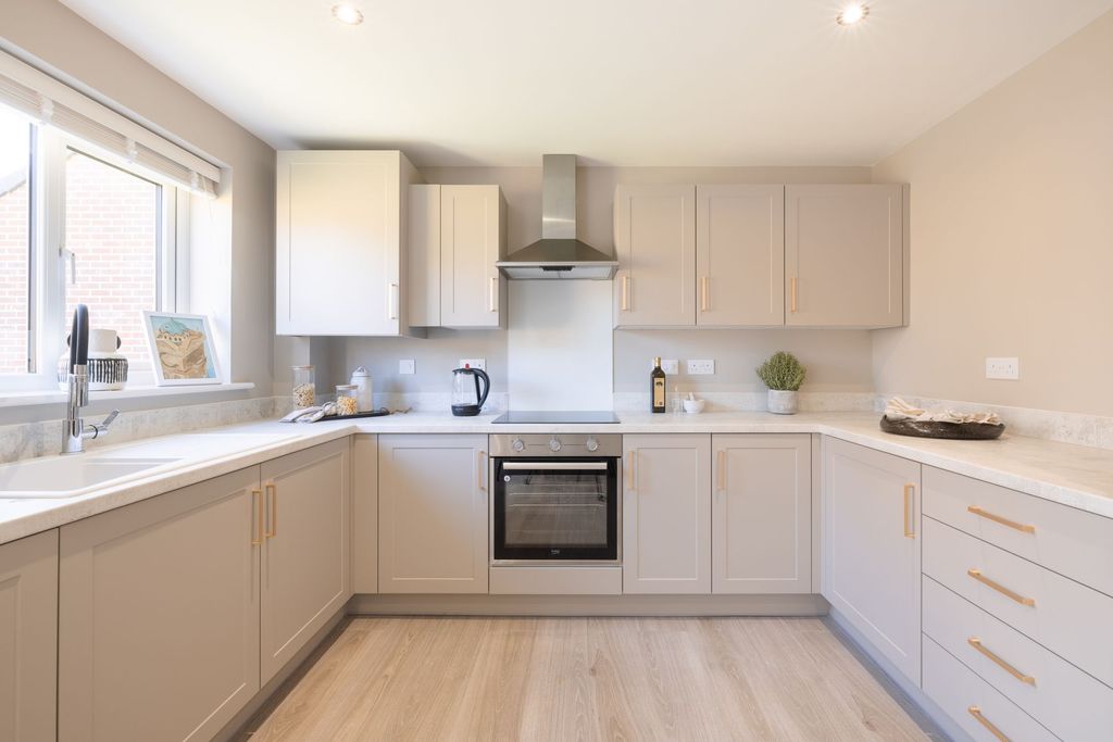Property photo 3 of 10 Kitchen