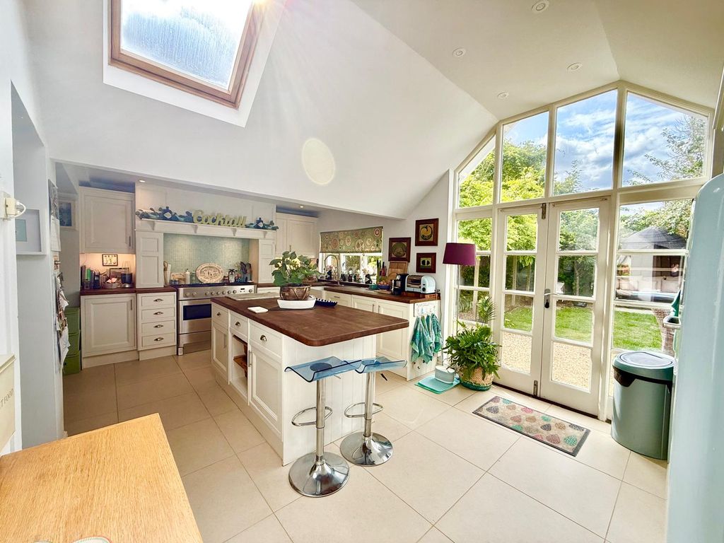 Property photo 1 of 14 Kitchen Breakfast