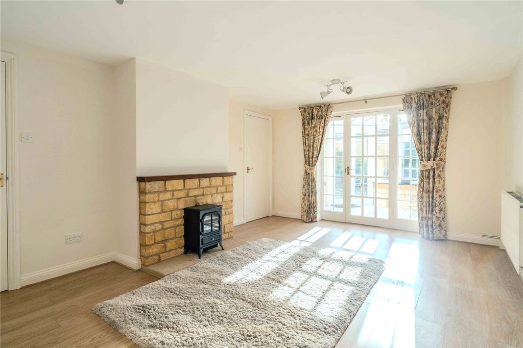 Property photo 2 of 10 Sitting/Dining Room