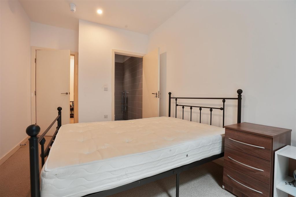 Property photo 1 of 18 Bedroom 2