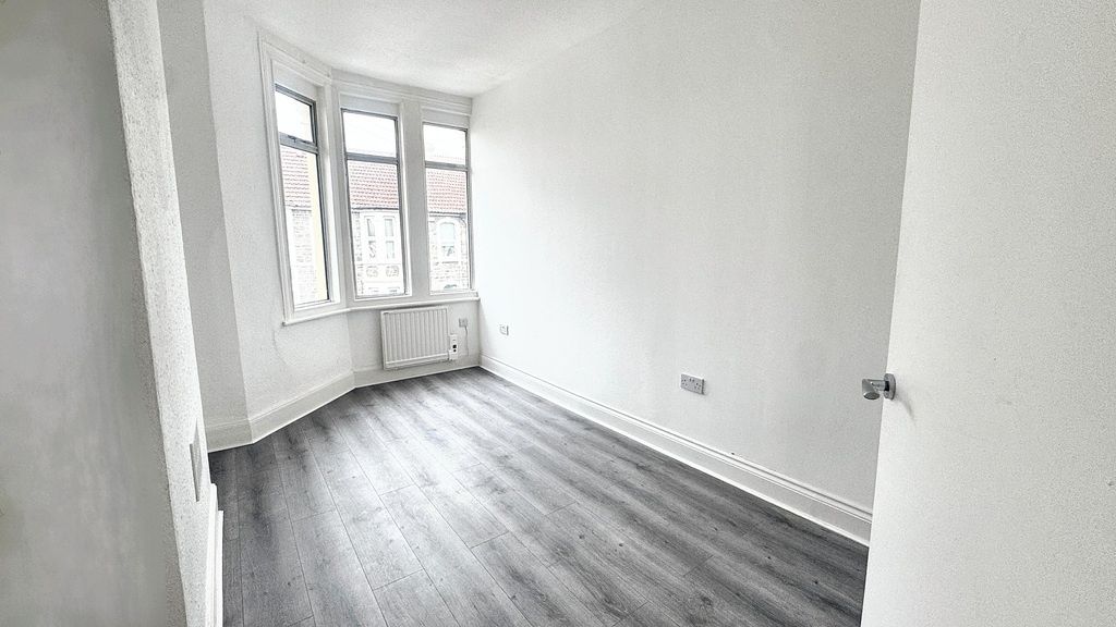 Property photo 3 of 15 Bright, Freshly Redecorated Bedroom With A Bay Win...