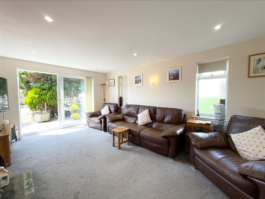 Property photo 3 of 21 Lounge