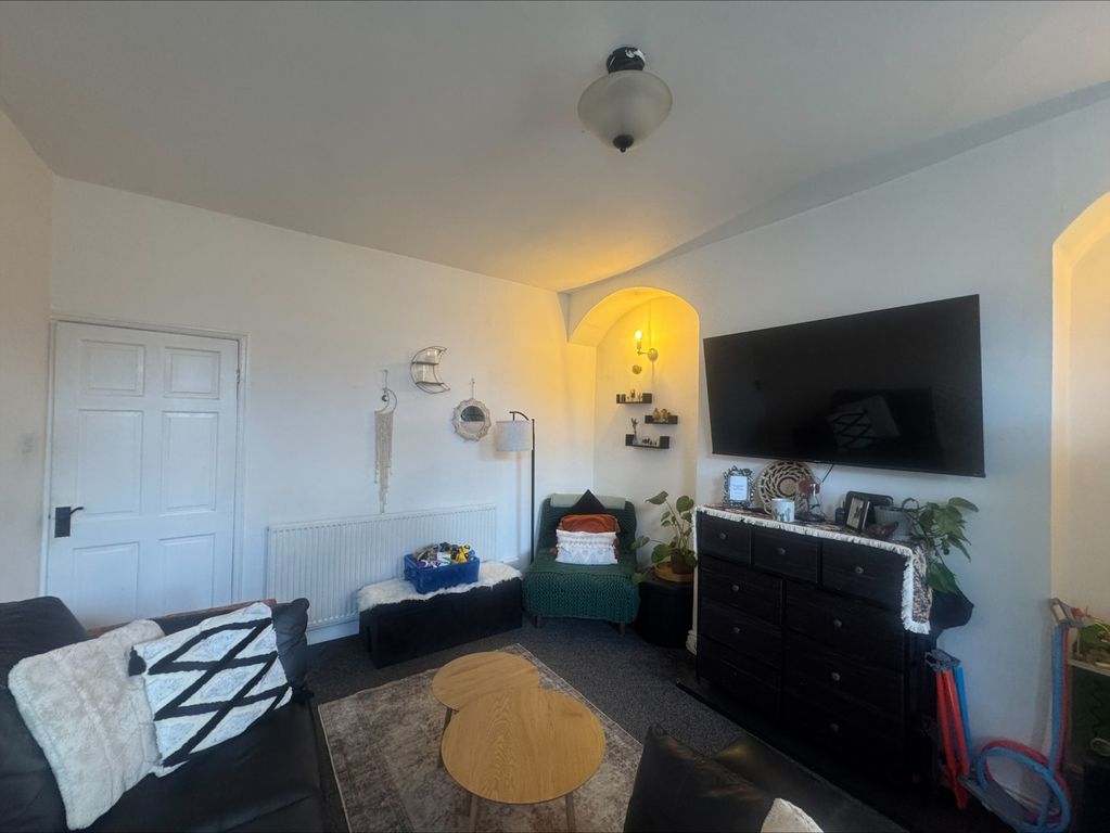 Property photo 3 of 11 Living Room