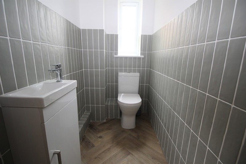 Property photo 2 of 17 Cloakroom