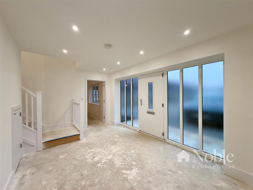 Property photo 3 of 16 Entrance Hall