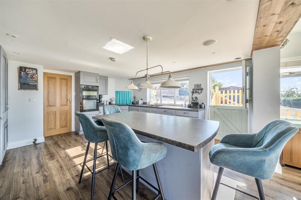 Property photo 3 of 23 Kitchen