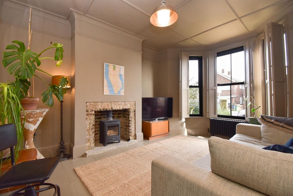 Property photo 3 of 21 Living Room