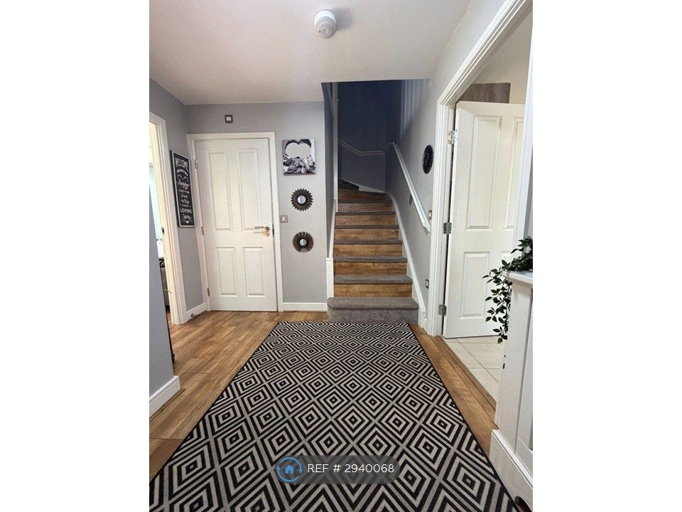 Property photo 3 of 16 Entrance Hall