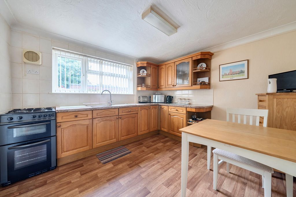 Property photo 3 of 19 Kitchen