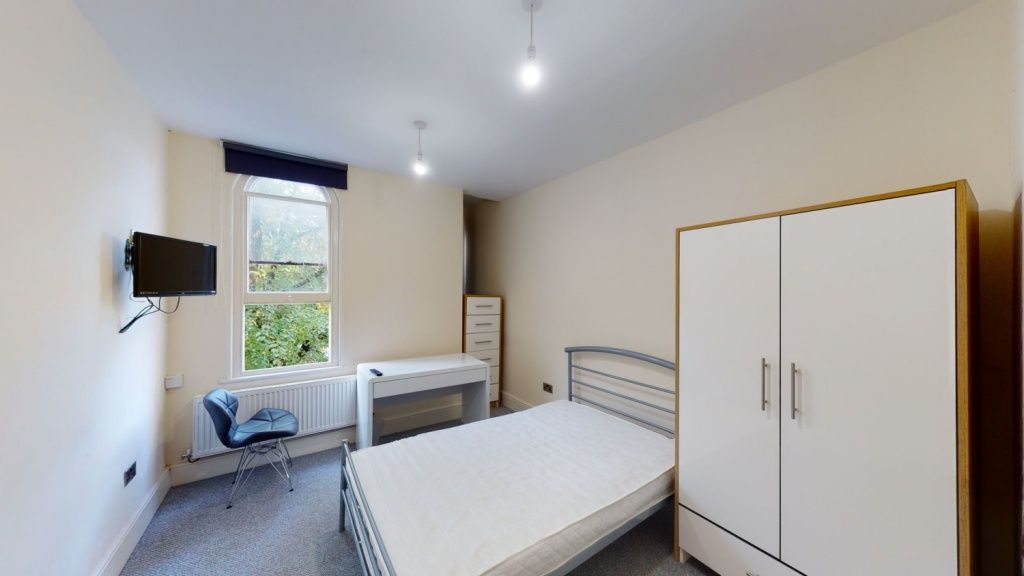 Property photo 3 of 5 Bright And Tidy Double Bedroom Featuring A Comfort...