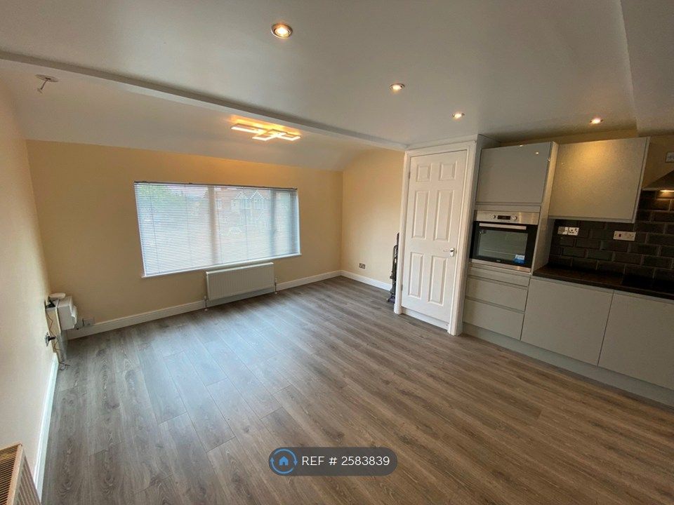 Property photo 2 of 12 Lounge 4.2m x 7.6
