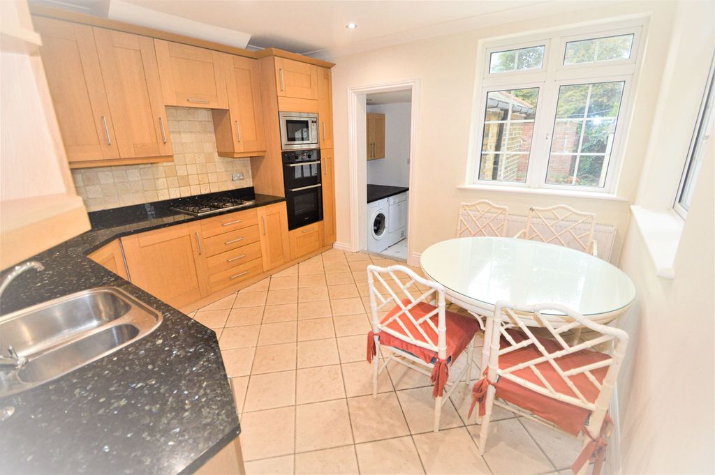Property photo 2 of 11 Ree Lane Ig10