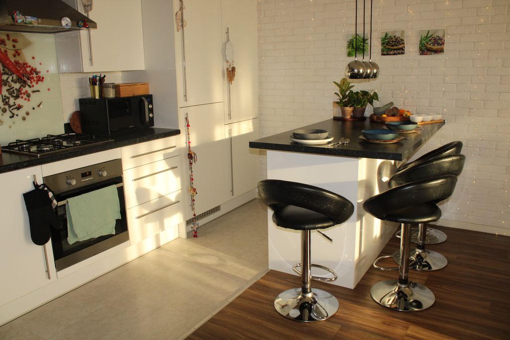 Property photo 1 of 8 Dining Area (2)