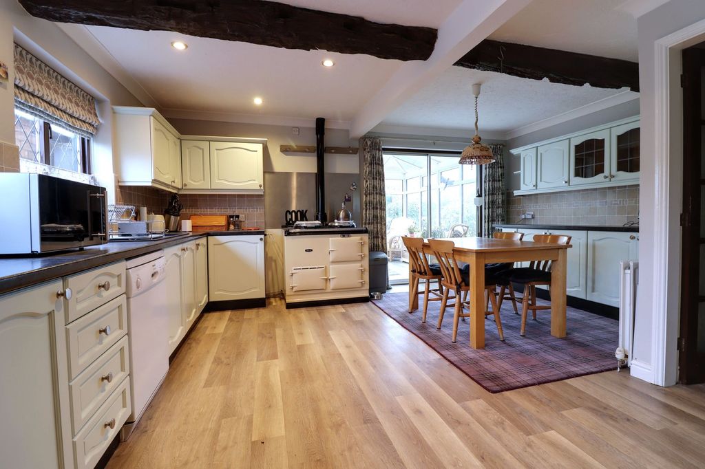 Property photo 3 of 23 Kitchen/Breakfast