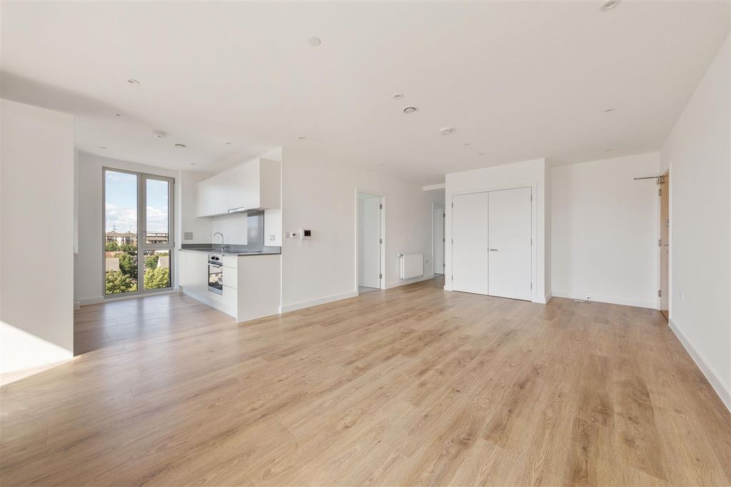 Property photo 2 of 23