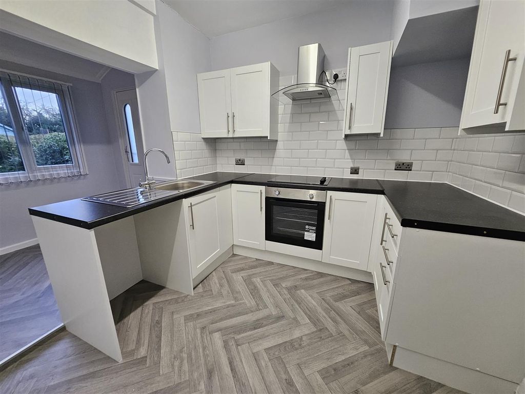 Property photo 3 of 9 Kitchen