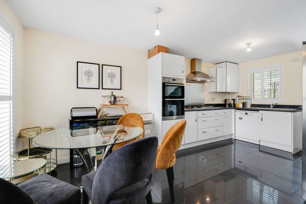 Property photo 3 of 27