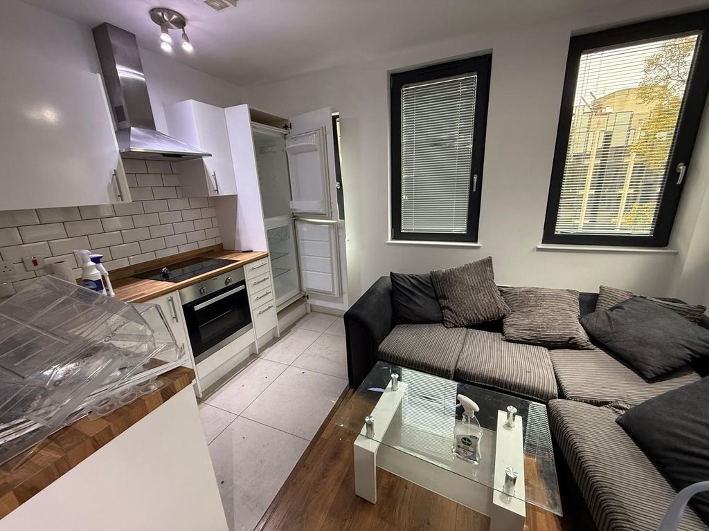 Property photo 1 of 4 Living Room