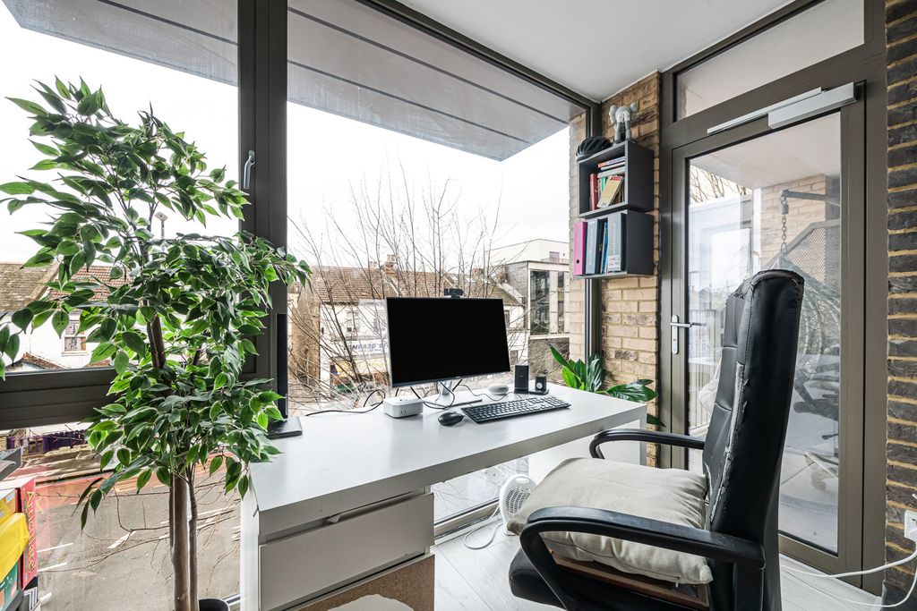 Property photo 3 of 18 Office