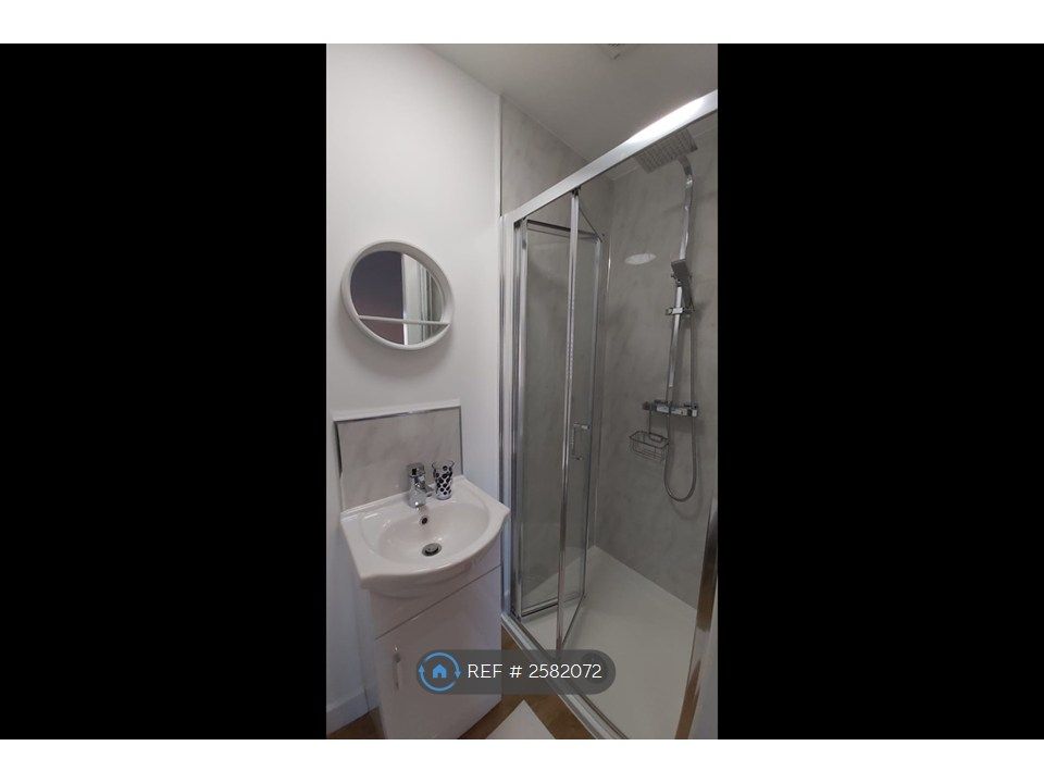 Property photo 3 of 7 Ensuite 2
