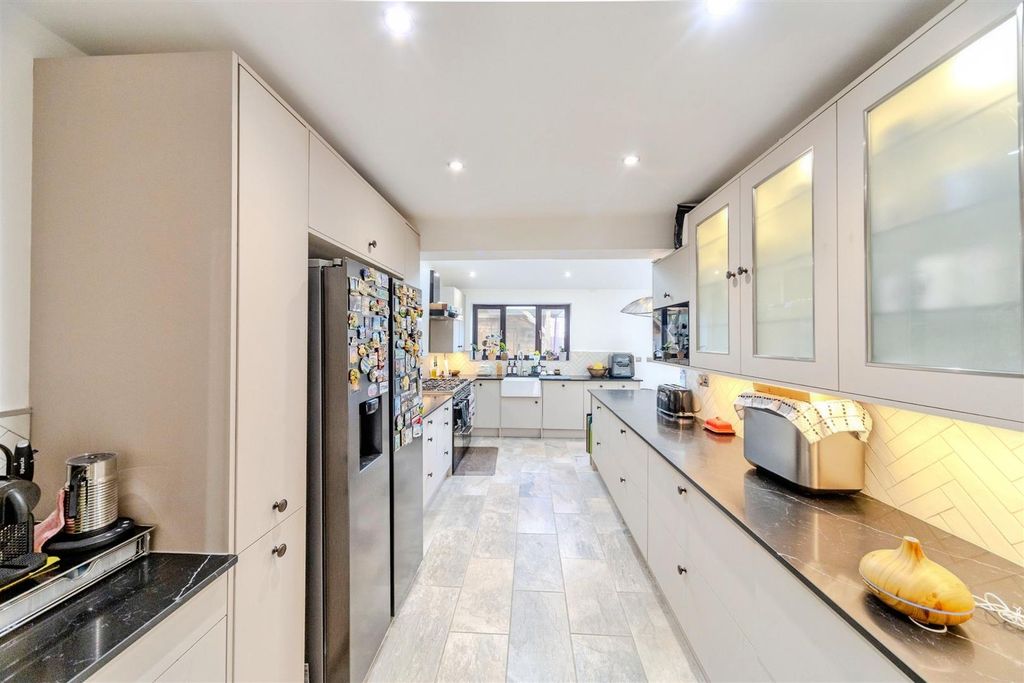 Property photo 3 of 11 Kitchen