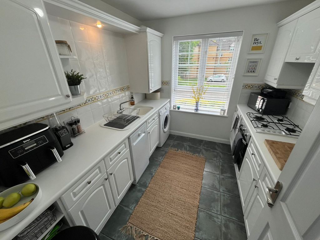 Property photo 3 of 7 Kitchen